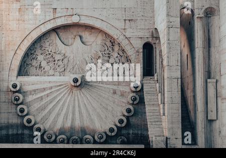 Moderner Brunnen mit den ethnischen Motiven des Pfauens, Skulpturenfoto. Stockfoto