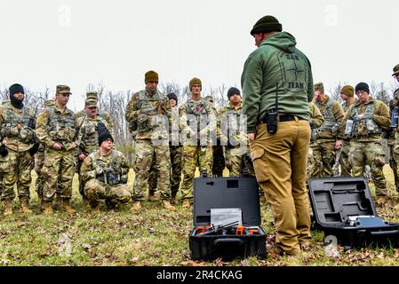 Soldaten des 1-181. Field Artillery Battalion der Nationalgarde Tennessee hören Anweisungen über unbemannte Luftfahrzeuge von Jeff Hardy, Direktor für Notfallmanagement in Maury County im SAREX 23 im Pickett State Park bei Jamestown, TN, 7. Januar 2023. Die Multi-Agency-Gruppe arbeitete im Rahmen einer Ausbildungsübung mit anderen militärischen und zivilen Organisationen an der Ortung, Ortung und Evakuierung vermisster Personen, um Partnerschaften in einem gemeinsamen Umfeld zu stärken. Stockfoto