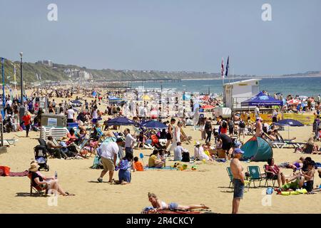 Bournemouth, Großbritannien. 27. Mai 2023. Leute, die Bournemouth Beach am Feiertagswochenende genießen. Kredit: Julian Kemp/Alamy Live News Stockfoto