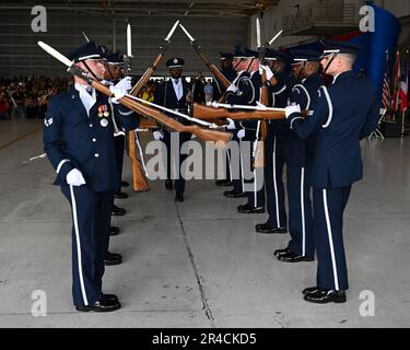 Miami, Florida, USA. 26. Mai 2023. Die USA Army Drill Team und Color Guard treten am 2023. Hyundai Air & Sea Show Media Day in der US Coast Guard Air Station Miami-Opa Locka Executive Airport am 26. Mai 2023 in Miami, Florida auf. Guthaben: : Mpi04/Media Punch/Alamy Live News Stockfoto