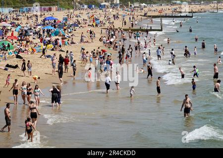 Bournemouth, Großbritannien. 27. Mai 2023. Leute, die Bournemouth Beach am Feiertagswochenende genießen. Kredit: Julian Kemp/Alamy Live News Stockfoto