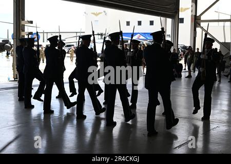 Miami, Florida, USA. 26. Mai 2023. Die USA Army Drill Team und Color Guard treten am 2023. Hyundai Air & Sea Show Media Day in der US Coast Guard Air Station Miami-Opa Locka Executive Airport am 26. Mai 2023 in Miami, Florida auf. Guthaben: : Mpi04/Media Punch/Alamy Live News Stockfoto