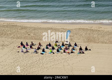 Bournemouth, Großbritannien. 27. Mai 2023. Leute, die Bournemouth Beach am Feiertagswochenende genießen. Kredit: Julian Kemp/Alamy Live News Stockfoto