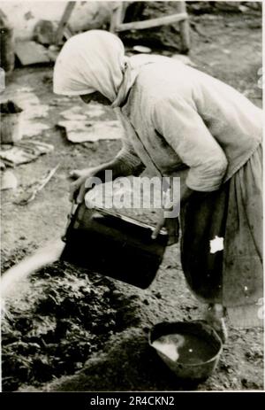 SS-Fotograf Willi Altstadt, Wiking Division, Russland 1942. Dorfszenen in der Gegend von Rostow, ein Panzer III (mit Einheitensymbolen) und panzer Grenadier auf der Steppe, Kampfszenen entlang eines Flusses, Nahaufnahmen der Infanterie auf dem Feld mit individuellen und Besatzungswaffen, eine Flussüberquerung (Überfall und Pontonflöße), Bau eines Straßenblocks, russische Kriegsgefangene, SS-Soldaten zum Angeln und Schwimmen, Zeremonie der Einheiten, Beobachtungsposten mit Blick auf einen Fluss und schwere Artilleriecrew mit Haubitzen. Bilder, die die Front-Front-Aktivitäten der Waffen-SS-Einheiten an der westlichen und östlichen Front zeigen, i. Stockfoto