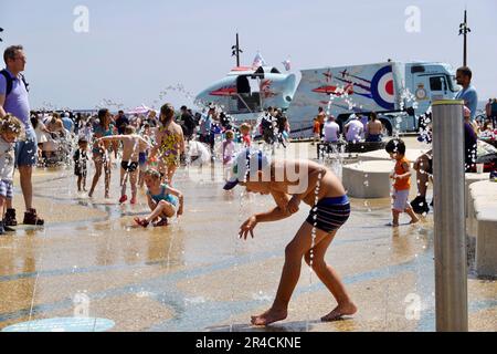 Bournemouth, Großbritannien. 27. Mai 2023. Leute, die Bournemouth Beach am Feiertagswochenende genießen. Kredit: Julian Kemp/Alamy Live News Stockfoto