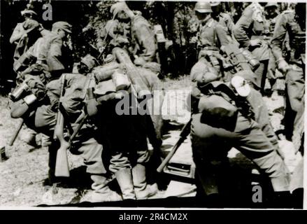 SS-Fotograf Willi Altstadt, Wiking Division, Russland 1942. Dorfszenen in der Gegend von Rostow, ein Panzer III (mit Einheitensymbolen) und panzer Grenadier auf der Steppe, Kampfszenen entlang eines Flusses, Nahaufnahmen der Infanterie auf dem Feld mit individuellen und Besatzungswaffen, eine Flussüberquerung (Überfall und Pontonflöße), Bau eines Straßenblocks, russische Kriegsgefangene, SS-Soldaten zum Angeln und Schwimmen, Zeremonie der Einheiten, Beobachtungsposten mit Blick auf einen Fluss und schwere Artilleriecrew mit Haubitzen. Bilder, die die Front-Front-Aktivitäten der Waffen-SS-Einheiten an der westlichen und östlichen Front zeigen, i. Stockfoto