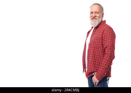 Zufriedener 60-jähriger, grauhaariger Rentner mit Bart und Schnurrbart auf weißem Hintergrund und Werbetext Stockfoto