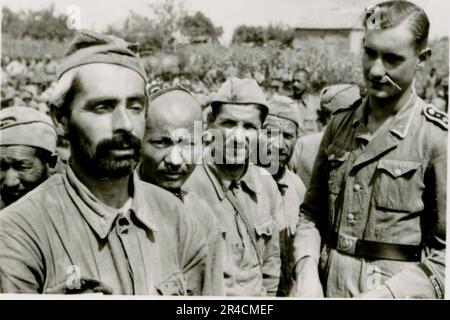 SS-Fotograf Willi Altstadt, Wiking Division, Russland 1942. Dorfszenen in der Gegend von Rostow, ein Panzer III (mit Einheitensymbolen) und panzer Grenadier auf der Steppe, Kampfszenen entlang eines Flusses, Nahaufnahmen der Infanterie auf dem Feld mit individuellen und Besatzungswaffen, eine Flussüberquerung (Überfall und Pontonflöße), Bau eines Straßenblocks, russische Kriegsgefangene, SS-Soldaten zum Angeln und Schwimmen, Zeremonie der Einheiten, Beobachtungsposten mit Blick auf einen Fluss und schwere Artilleriecrew mit Haubitzen. Bilder, die die Front-Front-Aktivitäten der Waffen-SS-Einheiten an der westlichen und östlichen Front zeigen, i. Stockfoto