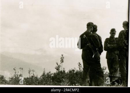 SS-Fotograf Willi Altstadt, Wiking Division, Russland 1942. Dorfszenen in der Gegend von Rostow, ein Panzer III (mit Einheitensymbolen) und panzer Grenadier auf der Steppe, Kampfszenen entlang eines Flusses, Nahaufnahmen der Infanterie auf dem Feld mit individuellen und Besatzungswaffen, eine Flussüberquerung (Überfall und Pontonflöße), Bau eines Straßenblocks, russische Kriegsgefangene, SS-Soldaten zum Angeln und Schwimmen, Zeremonie der Einheiten, Beobachtungsposten mit Blick auf einen Fluss und schwere Artilleriecrew mit Haubitzen. Bilder, die die Front-Front-Aktivitäten der Waffen-SS-Einheiten an der westlichen und östlichen Front zeigen, i. Stockfoto