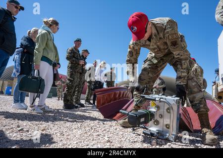 Mitglieder des polnischen Infrastruktur-Teams sehen zu, wie die 820. ROTE PFERDESTAFFEL am Nellis Air Force Base, Nevada, demonstriert, wie man Aluminiumdächer für einen Aufhänger repariert. 31. März 2023. Das von Polen bereitgestellte Infrastrukturprogramm ist Teil einer größeren Infrastrukturvereinbarung zwischen den USA und Polen, die Planung, Entwurf und Bau militärischer Bauprojekte an Standorten in ganz Polen umfasst. Stockfoto