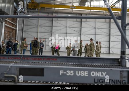 Flugzeugführer der 57. Maintenance Group und sprechen mit dem polnischen Infrastrukturteam darüber, wie der geeignete Hangar für einen F-35A Lightning II Kampfflugjet bei einem Besuch am 31. März 2023 am Nellis Air Force Base, Nevada, gebaut wird. Der Besuch fand im Einklang mit dem Abkommen über verstärkte Verteidigungszusammenarbeit (EDCA) statt, einem bilateralen Abkommen, das am 15. August 2020 zwischen den Vereinigten Staaten und Polen unterzeichnet wurde. Die EDCA bildet den rechtlichen Rahmen für die Präsenz und die Aktivitäten der US-Streitkräfte in Polen sowie für die gegenseitige Verbesserung der Verteidigungsfähigkeiten Polens, der NATO und der Vereinigten Staaten Stockfoto