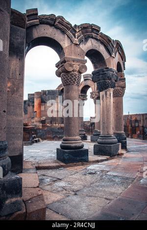 Blick auf die antike Säule im Tempel Zvartnos in Armenien Konzeptfoto. Stockfoto