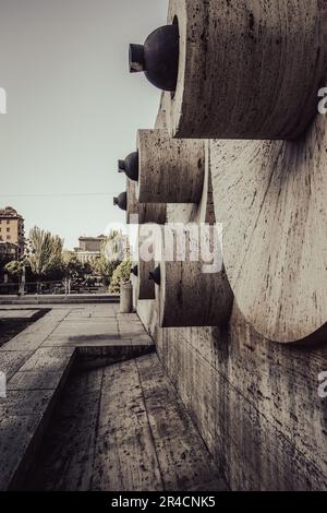 Moderner Springbrunnen mit kreisförmigen Rädern, Foto von der Seite. Stockfoto