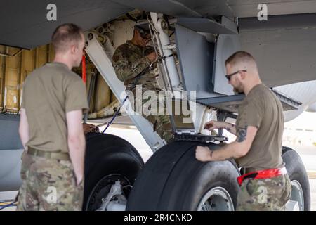 USA Flugzeuge, die dem 6. Flugzeugwartungsgeschwader zugeteilt sind, passen die Radhöhe eines KC-135 Stratotanker Flugzeugs am MacDill Air Force Base, Florida, 21. Februar 2023 an. Die Besatzungschefs sorgen dafür, dass die in ihrer Obhut befindlichen Luftfahrzeuge jederzeit einsatzbereit sind, damit die Piloten ihre Mission sicher und effektiv erfüllen können. Stockfoto