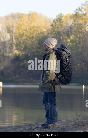 Porträt eines Reisenden am See im Herbst Stockfoto