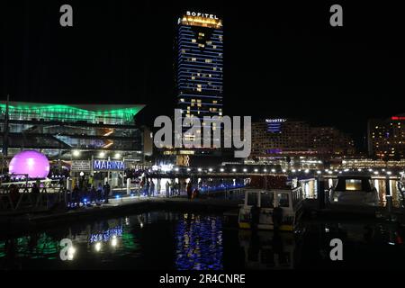 Sydney, Australien. 27. Mai 2023 Vivid Sydney ist ein jährliches Fest der Kreativität, Innovation und Technologie, das Sydney für 23 Tage und Nächte verwandelt. Im Jahr 2023, 13. Jahre lang, wird Vivid Sydney Kunst, Innovation und Technologie in Zusammenarbeit mit einigen der innovativsten Künstler, Denker, Musiker und kulinarischen Experten unserer Zeit verbinden. Das Programm „Licht, Ideen, Musik und Essen“ läuft vom 26. Mai bis 17. Juni 2023. Bild: Das Sofitel Hotel in Darling Harbour ist hell erleuchtet. Kredit: Richard Milnes/Alamy Live News Stockfoto