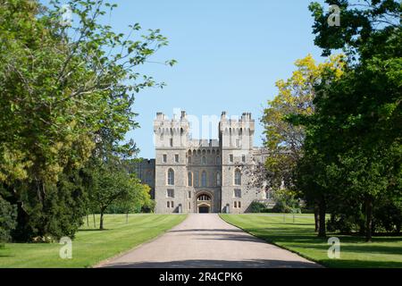 Windsor, Berkshire, Großbritannien. 27. Mai 2023. Schloss Windsor. es war heute ein geschäftiger Tag in Windsor, da Touristen und Besucher die Stadt über das Feiertagswochenende besuchten. Kredit: Maureen McLean/Alamy Live News Stockfoto