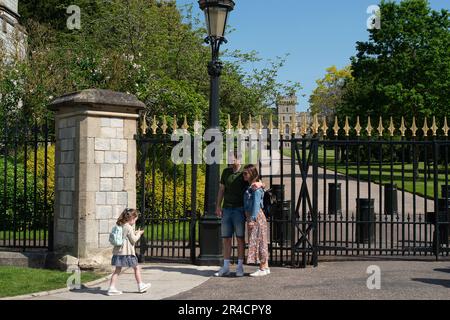 Windsor, Berkshire, Großbritannien. 27. Mai 2023. Schloss Windsor. es war heute ein geschäftiger Tag in Windsor, da Touristen und Besucher die Stadt über das Feiertagswochenende besuchten. Kredit: Maureen McLean/Alamy Live News Stockfoto