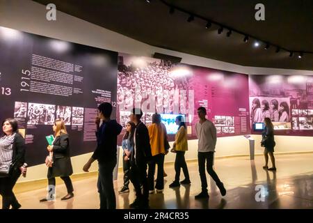 Besucher Touristen im Armenian Genocide Memorial Complex in Tsitsernakaberd Stockfoto