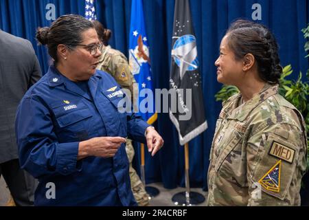 USA Küstenwache Commander. Lisa Sharkey, kommandierende Offizierin der Basis Los Angeles/Long Beach, spricht während der Veranstaltung Women's History Month auf dem Luftwaffenstützpunkt Los Angeles am 30. März 2023 in einer Führungsgruppe. Sharkey diskutierte gemeinsam mit weiblichen Garnisonskommandeuren aus LA über ihre Reisen, Herausforderungen und Erfolge in ihrer militärischen Karriere und inspirierte zukünftige Generationen von Soldaten. Stockfoto