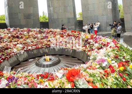 Ein Duduk-Musiker tritt vor dem ewigen Feuer in der armenischen Gedenkstätte Tsitsernakaberd in Jerewan auf Stockfoto