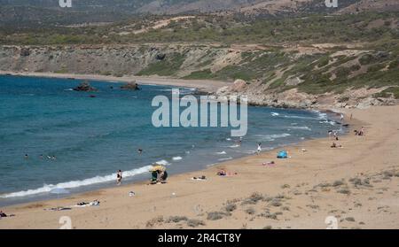 Sommerurlaub am tropischen Strand. Menschen im Meer. Lara Beach, Akamas Halbinsel Zypern Stockfoto