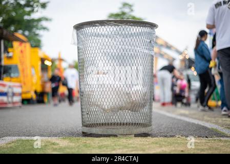 Eine Mülltonne aus Stahlgeflecht an einem öffentlichen Ort Stockfoto