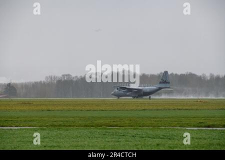 Das 336. Geschwader der Royal Netherlands Air Force, ein Herkules C-130-H-Flugzeug der Black Bulls, führt in Zusammenarbeit mit dem 424. Geschwader der US-Luftwaffe Landing Zone Operationen durch Air Force, während der Operation Orange Bull 2023 auf dem Luftwaffenstützpunkt Chièvres, Belgien, 14. März 2023. Stockfoto