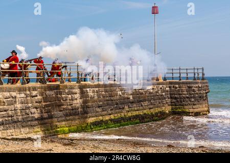 Swanage, Dorset, Großbritannien. 27. Mai 2023 Piraten erobern Swanage an einem warmen, sonnigen Tag zum Purbeck Pirate Festival. Ein unterhaltsamer Tag für die Massen. Piratenaktivitäten, Piratenparade und Scharmützel am Strand mit Nachstellung der Schlacht von Rotröcken gegen Piraten. Das Fest findet heute und morgen statt. Kredit: Carolyn Jenkins/Alamy Live News Stockfoto