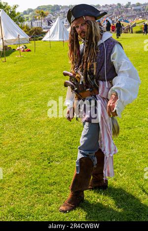 Swanage, Dorset, Großbritannien. 27. Mai 2023 Piraten erobern Swanage an einem warmen, sonnigen Tag zum Purbeck Pirate Festival. Ein unterhaltsamer Tag für die Massen. Piratenaktivitäten, Piratenparade und Scharmützel am Strand mit Nachstellung der Schlacht von Rotröcken gegen Piraten. Das Fest findet heute und morgen statt. Kredit: Carolyn Jenkins/Alamy Live News Stockfoto