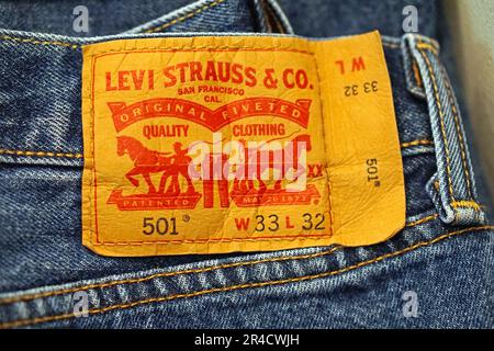 Belgrad, Serbien - 26. November 2020: Levi Strauss und Co Mark auf Blue Jeans Hose Original Qualitätsbekleidung Modell 501. Stockfoto