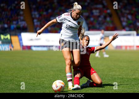 UK. 27. Mai 2023. Liverpool, England, Mai 27. 2023: Taylor Hinds (12 Liverpool) tritt gegen Alessia Russo (23 Manchester United) während des FA Womens Super League Fußballspiels zwischen Liverpool und Manchester United im Prenton Park in Liverpool, England, an. (James Whitehead/SPP) Kredit: SPP Sport Press Photo. Alamy Live News Stockfoto