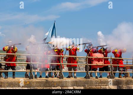 Swanage, Dorset, Großbritannien. 27. Mai 2023 Piraten erobern Swanage an einem warmen, sonnigen Tag zum Purbeck Pirate Festival. Ein unterhaltsamer Tag für die Massen. Piratenaktivitäten, Piratenparade und Scharmützel am Strand mit Nachstellung der Schlacht von Rotröcken gegen Piraten. Das Fest findet heute und morgen statt. Kredit: Carolyn Jenkins/Alamy Live News Stockfoto