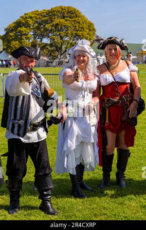 Swanage, Dorset, Großbritannien. 27. Mai 2023 Piraten erobern Swanage an einem warmen, sonnigen Tag zum Purbeck Pirate Festival. Ein unterhaltsamer Tag für die Massen. Piratenaktivitäten, Piratenparade und Scharmützel am Strand mit Nachstellung der Schlacht von Rotröcken gegen Piraten. Das Fest findet heute und morgen statt. Kredit: Carolyn Jenkins/Alamy Live News Stockfoto