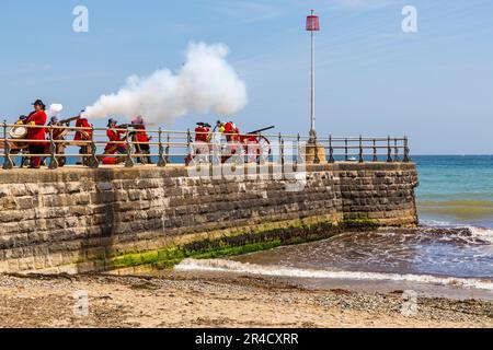 Swanage, Dorset, Großbritannien. 27. Mai 2023 Piraten erobern Swanage an einem warmen, sonnigen Tag zum Purbeck Pirate Festival. Ein unterhaltsamer Tag für die Massen. Piratenaktivitäten, Piratenparade und Scharmützel am Strand mit Nachstellung der Schlacht von Rotröcken gegen Piraten. Das Fest findet heute und morgen statt. Kredit: Carolyn Jenkins/Alamy Live News Stockfoto