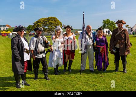 Swanage, Dorset, Großbritannien. 27. Mai 2023 Piraten erobern Swanage an einem warmen, sonnigen Tag zum Purbeck Pirate Festival. Ein unterhaltsamer Tag für die Massen. Piratenaktivitäten, Piratenparade und Scharmützel am Strand mit Nachstellung der Schlacht von Rotröcken gegen Piraten. Das Fest findet heute und morgen statt. Kredit: Carolyn Jenkins/Alamy Live News Stockfoto