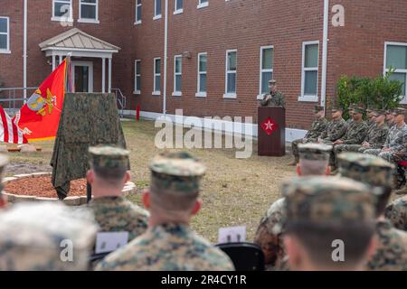 USA Marines mit Battalion Landing Team 1/6, 26. Marine Expeditionary Unit, veranstaltete eine Belleau Wood Tree Einweihungszeremonie im Marine Corps Basislager Lejeune, N.C., am 16. Februar 2023. Der Baum wurde im Rahmen eines Projekts gepflanzt, das der Anpflanzung von „Nachkommen“-Bäumen von Belleau Wood in den Vereinigten Staaten gewidmet war. Die Eicheln wurden aus Frankreich erworben und gepflanzt, geschützt und genährt, bis sie so groß wurden, dass die Jungtiere sicher transportiert und anschließend an bedeutenden Orten im ganzen Land gepflanzt werden konnten. Stockfoto