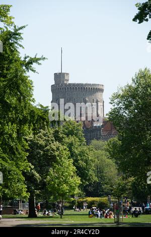 Windsor, Berkshire, Großbritannien. 27. Mai 23. Besucher genießen heute Picknicks in den Alexandra Gardens in Windsor in der warmen Sonne. Kredit: Maureen McLean/Alamy Live News Stockfoto