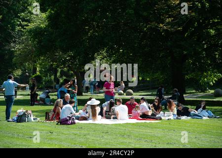 Windsor, Berkshire, Großbritannien. 27. Mai 23. Besucher genießen heute Picknicks in den Alexandra Gardens in Windsor in der warmen Sonne. Kredit: Maureen McLean/Alamy Live News Stockfoto