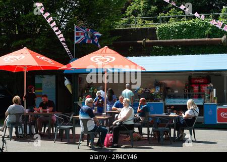 Windsor, Berkshire, Großbritannien. 27. Mai 23. Es war heute ein wunderschöner, warmer und sonniger Tag in Windsor Berkshire, als die Menschen in die Stadt strömten. Kredit: Maureen McLean/Alamy Live News Stockfoto