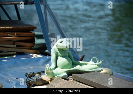 Windsor, Berkshire, Großbritannien. 27. Mai 23. Ein Moment Zen an Bord eines Kutschers namens Sanity, das auf der Themse in Windsor festgemacht ist. Kredit: Maureen McLean/Alamy Live News Stockfoto