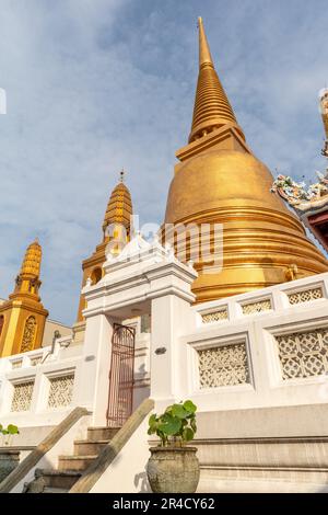 Golden Chedi (Stupa) von Wat Bowonniwetwiharn Ratchaworawiharn (Wat Bowonniwet Vihara) - großer thailändischer buddhistischer Tempel in Bangkok, Thailand Stockfoto