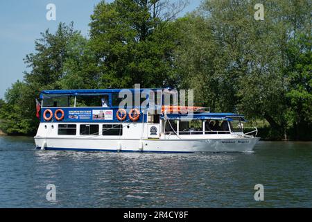 Windsor, Berkshire, Großbritannien. 27. Mai 23. Es war heute ein wunderschöner, warmer und sonniger Tag in Windsor Berkshire, als die Menschen für Bootsfahrten auf der Themse in die Stadt strömten. Kredit: Maureen McLean/Alamy Live News Stockfoto