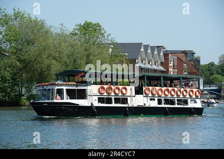 Windsor, Berkshire, Großbritannien. 27. Mai 23. Es war heute ein wunderschöner, warmer und sonniger Tag in Windsor Berkshire, als die Menschen für Bootsfahrten auf der Themse in die Stadt strömten. Kredit: Maureen McLean/Alamy Live News Stockfoto