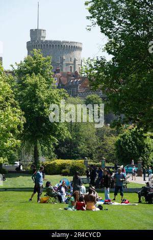 Windsor, Berkshire, Großbritannien. 27. Mai 23. Besucher genießen heute Picknicks in den Alexandra Gardens in Windsor in der warmen Sonne. Kredit: Maureen McLean/Alamy Live News Stockfoto