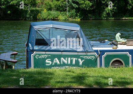 Windsor, Berkshire, Großbritannien. 27. Mai 23. Ein Moment Zen an Bord eines Kutschers namens Sanity, das auf der Themse in Windsor festgemacht ist. Kredit: Maureen McLean/Alamy Live News Stockfoto