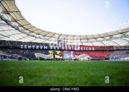 Stuttgart, Deutschland. 27. Mai 2023. Fußball: Bundesliga, VfB Stuttgart - TSG 1899 Hoffenheim, Matchday 34, Mercedes-Benz Arena. Choreographie der Fans des VfB Stuttgart. Kredit: Tom Weller/dpa - WICHTIGER HINWEIS: Gemäß den Anforderungen der DFL Deutsche Fußball Liga und des DFB Deutscher Fußball-Bund ist es verboten, im Stadion aufgenommene Fotos und/oder das Spiel in Form von Sequenzbildern und/oder videoähnlichen Fotoserien zu verwenden oder verwenden zu lassen./dpa/Alamy Live News Stockfoto