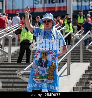 Coventry-Fans, die vor dem Sky Bet Championship Play-Off-Finalspiel Coventry City vs Luton Town im Wembley Stadium, London, Großbritannien, 27. Mai 2023 für ein Foto posieren (Foto von Gareth Evans/News Images) Stockfoto