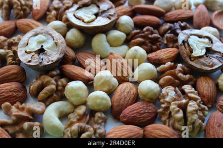 Muster Von Verstreuten Mandeln, Haselnüssen, Cashew Und Walnüssen Detailliertes Stockfoto Stockfoto