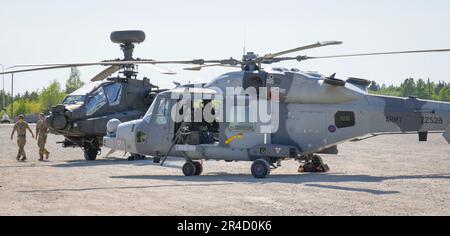 Ein Apache und ein Wildcat-Hubschrauber des British Army Air Corps sind am 20. Mai 2023 in Tapa, Estland, zu sehen. Estland veranstaltet im Frühjahr die NATO-Übungen im Sturm, an denen über 13 Mitarbeiter beteiligt sind, die zusammen mit den estnischen Streitkräften (EDF) Schulungen der US-amerikanischen, deutschen, britischen, französischen und polnischen Streitkräfte absolvieren. (Foto: Jaap Arriens / Sipa USA) Stockfoto